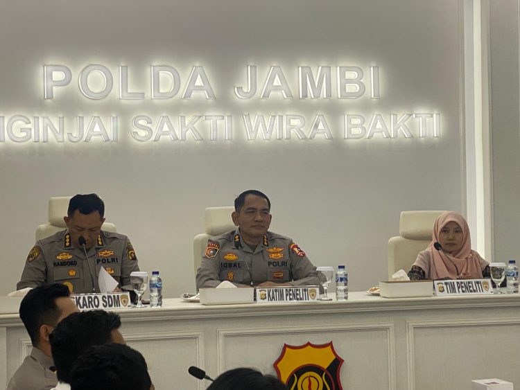 Kunjungan tim peneliti dari Akademi Kepolisian (Akpol) dalam rangka evaluasi pola Jarlatsuh bagi perwira remaja, di Mapolda Jambi, Senin (28/7/2025). (Dok. Humas)