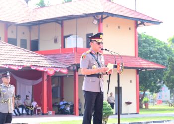 Kapolda Jambi, Irjen Pol. Krisno H. Siregar, membacakan amanat Kalemdiklat Polri saat memimpin upacara pembukaan Pendidikan Pembentukan Bintara (Diktukba) Polri Tahun Anggaran 2025 di SPN Polda Jambi, Rabu (30/7/2025). (Dok. Humas)