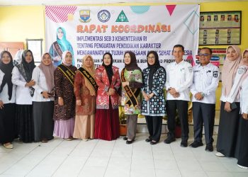 Bunda PAUD Provinsi Jambi Hj. Hesnidar Haris (tengah duduk, selempang cokelat), bersama Bunda PAUD Kerinci dan Pokja Bunda PAUD, saat Rapat Koordinasi Implementasi 7 Kebiasaan Anak Indonesia Hebat di SDN 114/III Siulak, Kerinci, Rabu (30/7/2025). (Dok.Erit - Kominfo)