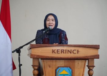 Ketua Tim Pembina Posyandu Provinsi Jambi, Hj. Hesnidar Haris, S.E., saat menyampaikan arahan dalam Rapat Kerja Posyandu se-Provinsi Jambi di Aula Kantor Bupati Kerinci, Rabu (30/7/2025). (Dok. Erit - Kominfo)