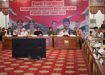 Gubernur Jambi Al Haris bersama Menteri LHK Hanif Faisol, Kepala BNPB, Kepala BMKG, serta unsur Forkopimda saat mengikuti Rapat Koordinasi Pengendalian Karhutla Provinsi Jambi Tahun 2025 di Rumah Dinas Gubernur, Rabu (30/7/2025). (Dok. Erit - Kominfo)