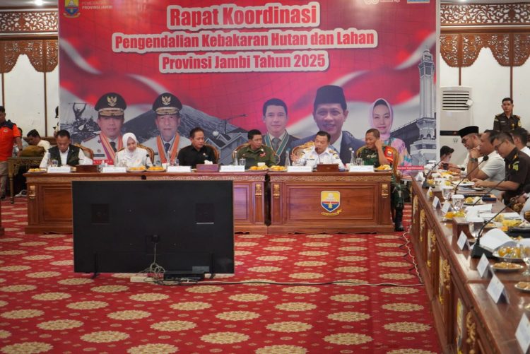 Gubernur Jambi Al Haris bersama Menteri LHK Hanif Faisol, Kepala BNPB, Kepala BMKG, serta unsur Forkopimda saat mengikuti Rapat Koordinasi Pengendalian Karhutla Provinsi Jambi Tahun 2025 di Rumah Dinas Gubernur, Rabu (30/7/2025). (Dok. Erit - Kominfo)