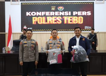 Kapolres Tebo AKBP Triyanto, S.I.K., M.H. didampingi Kasat Reskrim AKP Yoga Darma Susanto, S.Tr.K., S.I.K. saat menunjukkan barang bukti dan menjelaskan kronologi kasus pembunuhan berencana di Rimbo Bujang, dalam konferensi pers di Aula Bhayangkara Polres Tebo, Senin (28/7/2025). (Dok . Humas)