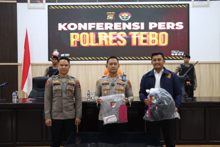 Kapolres Tebo AKBP Triyanto, S.I.K., M.H. didampingi Kasat Reskrim AKP Yoga Darma Susanto, S.Tr.K., S.I.K. saat menunjukkan barang bukti dan menjelaskan kronologi kasus pembunuhan berencana di Rimbo Bujang, dalam konferensi pers di Aula Bhayangkara Polres Tebo, Senin (28/7/2025). (Dok . Humas)