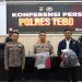 Kapolres Tebo AKBP Triyanto, S.I.K., M.H. didampingi Kasat Reskrim AKP Yoga Darma Susanto, S.Tr.K., S.I.K. saat menunjukkan barang bukti dan menjelaskan kronologi kasus pembunuhan berencana di Rimbo Bujang, dalam konferensi pers di Aula Bhayangkara Polres Tebo, Senin (28/7/2025). (Dok . Humas)