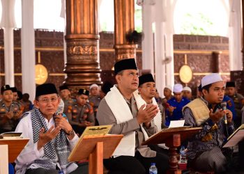 Wakapolda Jambi Brigjen Pol. M. Mustaqim bersama Ketua Harian Masjid Agung Alfalah Prof. Dr. H. Umar Yusuf, M.A., dan jajaran Polda Jambi saat mengikuti kegiatan Khotmil Qur’an di Masjid Agung Alfalah, Kota Jambi, Kamis (31/7/2025). (Dok. Nahar)