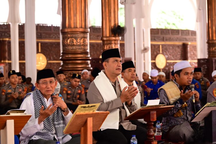Wakapolda Jambi Brigjen Pol. M. Mustaqim bersama Ketua Harian Masjid Agung Alfalah Prof. Dr. H. Umar Yusuf, M.A., dan jajaran Polda Jambi saat mengikuti kegiatan Khotmil Qur’an di Masjid Agung Alfalah, Kota Jambi, Kamis (31/7/2025). (Dok. Nahar)
