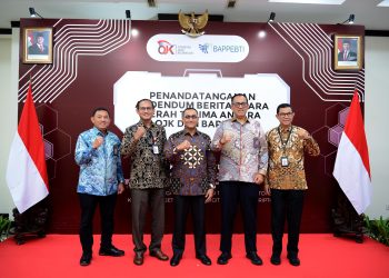 Pejabat OJK dan Bappebti berfoto bersama usai penandatanganan addendum Berita Acara Serah Terima (BAST) peralihan pengawasan aset keuangan digital di Kantor OJK, Jakarta, Rabu (30/7/2025). (Foto: Humas OJK)