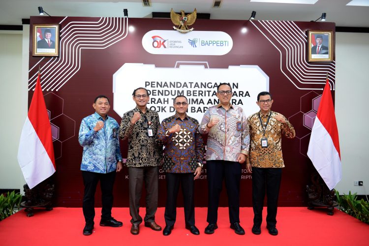 Pejabat OJK dan Bappebti berfoto bersama usai penandatanganan addendum Berita Acara Serah Terima (BAST) peralihan pengawasan aset keuangan digital di Kantor OJK, Jakarta, Rabu (30/7/2025). (Foto: Humas OJK)