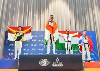 "Bripda Farel Patra Syaifullah (kiri) dari Polda Jambi mengibarkan bendera Merah Putih usai meraih medali perak di ajang World Police and Fire Games (WPFG) 2025 kategori Senior Men Under 68 Kg di Birmingham, Alabama, Amerika Serikat." (Dok. Humas Polda)