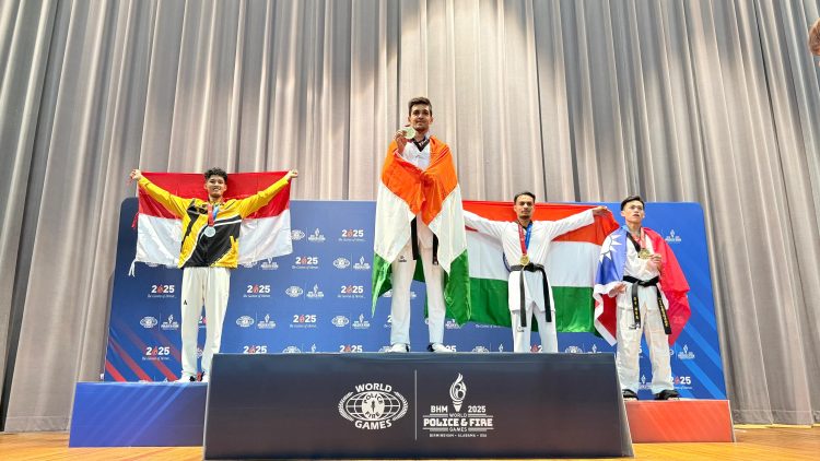"Bripda Farel Patra Syaifullah (kiri) dari Polda Jambi mengibarkan bendera Merah Putih usai meraih medali perak di ajang World Police and Fire Games (WPFG) 2025 kategori Senior Men Under 68 Kg di Birmingham, Alabama, Amerika Serikat." (Dok. Humas Polda)