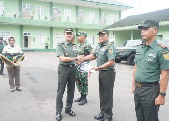 Kasrem 042/Gapu Kolonel Inf Slamet Riadi, S.I.P. menerima secara simbolis kendaraan dinas Maung dari perwakilan Kodam II/Sriwijaya dalam kegiatan serah terima yang berlangsung di jajaran Korem 042/Gapu, Jambi, Selasa (30/7/2025). (Dok. Stepanus)