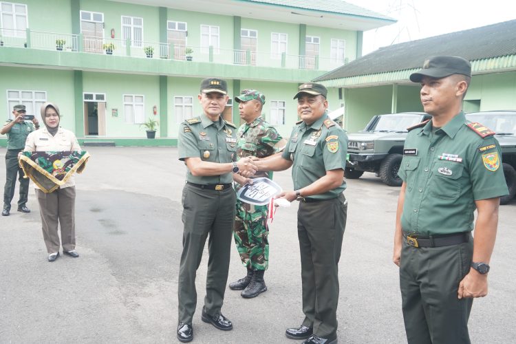 Kasrem 042/Gapu Kolonel Inf Slamet Riadi, S.I.P. menerima secara simbolis kendaraan dinas Maung dari perwakilan Kodam II/Sriwijaya dalam kegiatan serah terima yang berlangsung di jajaran Korem 042/Gapu, Jambi, Selasa (30/7/2025). (Dok. Stepanus)