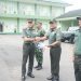 Kasrem 042/Gapu Kolonel Inf Slamet Riadi, S.I.P. menerima secara simbolis kendaraan dinas Maung dari perwakilan Kodam II/Sriwijaya dalam kegiatan serah terima yang berlangsung di jajaran Korem 042/Gapu, Jambi, Selasa (30/7/2025). (Dok. Stepanus)
