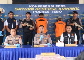 Kapolres Tebo AKBP Triyanto, S.I.K., M.H., didampingi Kasat Reskrim AKP Yoga Darma Susanto saat menyampaikan pengungkapan kasus dugaan korupsi penyaluran KUR fiktif senilai Rp4,8 miliar di Bank Syariah Indonesia KCP Rimbo Bujang 1. Konferensi pers digelar di Aula Bhayangkara Polres Tebo, Senin (28/7/2025). (Dok. Humas)