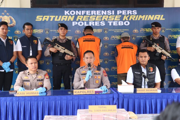 Kapolres Tebo AKBP Triyanto, S.I.K., M.H., didampingi Kasat Reskrim AKP Yoga Darma Susanto saat menyampaikan pengungkapan kasus dugaan korupsi penyaluran KUR fiktif senilai Rp4,8 miliar di Bank Syariah Indonesia KCP Rimbo Bujang 1. Konferensi pers digelar di Aula Bhayangkara Polres Tebo, Senin (28/7/2025). (Dok. Humas)