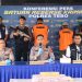 Kapolres Tebo AKBP Triyanto, S.I.K., M.H., didampingi Kasat Reskrim AKP Yoga Darma Susanto saat menyampaikan pengungkapan kasus dugaan korupsi penyaluran KUR fiktif senilai Rp4,8 miliar di Bank Syariah Indonesia KCP Rimbo Bujang 1. Konferensi pers digelar di Aula Bhayangkara Polres Tebo, Senin (28/7/2025). (Dok. Humas)