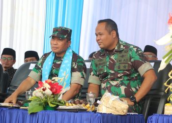 Danrem 042/Gapu Brigjen TNI Heri Purwanto, S.E., M.Sc. (kiri) bersama Dandim 0417/Kerinci Letkol Inf Adi Ediwanto (kanan) menghadiri peringatan Hari Keluarga Nasional (Harganas) ke-32 di Kabupaten Kerinci, Kamis (31/7/2025). (Dok. Penrem 042/Gapu)