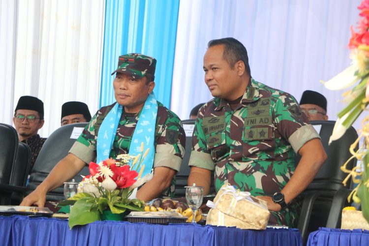 Danrem 042/Gapu Brigjen TNI Heri Purwanto, S.E., M.Sc. (kiri) bersama Dandim 0417/Kerinci Letkol Inf Adi Ediwanto (kanan) menghadiri peringatan Hari Keluarga Nasional (Harganas) ke-32 di Kabupaten Kerinci, Kamis (31/7/2025). (Dok. Penrem 042/Gapu)