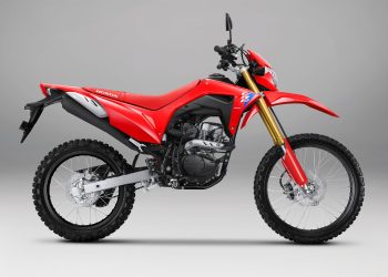 Tampilan baru Honda CRF 150L 2025 dengan warna Extreme Red yang diperkenalkan dalam ajang GIIAS 2025. Motor ini hadir dengan desain grafis baru dan fitur unggulan untuk menjelajah segala medan. (Dok, Sinsen)