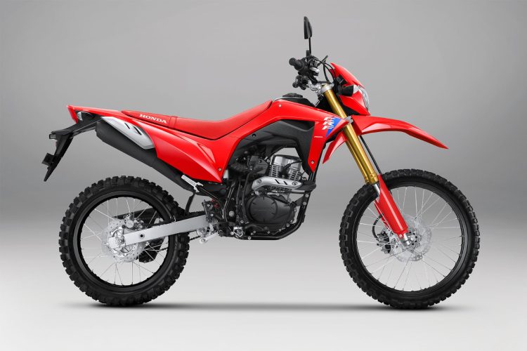 Tampilan baru Honda CRF 150L 2025 dengan warna Extreme Red yang diperkenalkan dalam ajang GIIAS 2025. Motor ini hadir dengan desain grafis baru dan fitur unggulan untuk menjelajah segala medan. (Dok, Sinsen)
