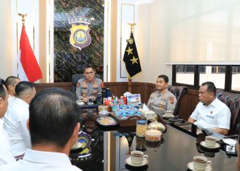 Kapolda Jambi Irjen Pol. Krisno H. Siregar menerima audiensi pengurus HIPMI Jambi di ruang kerjanya, Kamis (31/7/2025). (Dok. Humas)