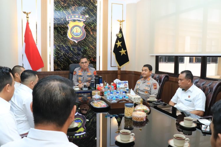 Kapolda Jambi Irjen Pol. Krisno H. Siregar menerima audiensi pengurus HIPMI Jambi di ruang kerjanya, Kamis (31/7/2025). (Dok. Humas)