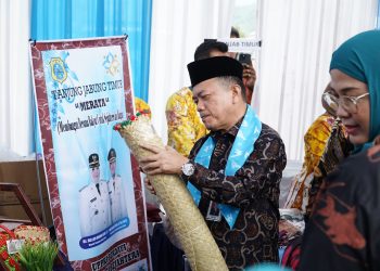 Gubernur Jambi Dr. H. Al Haris, S.Sos., M.H. mengamati produk kerajinan tangan dari Kabupaten Tanjung Jabung Timur dalam rangkaian Puncak Peringatan Hari Keluarga Nasional (Harganas) ke-32 Tingkat Provinsi Jambi yang digelar di Kabupaten Kerinci, Kamis (31/7/2025). (Dok. Erit Kominfo)