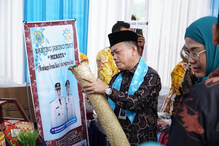 Gubernur Jambi Dr. H. Al Haris, S.Sos., M.H. mengamati produk kerajinan tangan dari Kabupaten Tanjung Jabung Timur dalam rangkaian Puncak Peringatan Hari Keluarga Nasional (Harganas) ke-32 Tingkat Provinsi Jambi yang digelar di Kabupaten Kerinci, Kamis (31/7/2025). (Dok. Erit Kominfo)