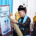 Gubernur Jambi Dr. H. Al Haris, S.Sos., M.H. mengamati produk kerajinan tangan dari Kabupaten Tanjung Jabung Timur dalam rangkaian Puncak Peringatan Hari Keluarga Nasional (Harganas) ke-32 Tingkat Provinsi Jambi yang digelar di Kabupaten Kerinci, Kamis (31/7/2025). (Dok. Erit Kominfo)