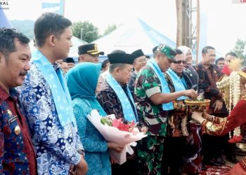 Bupati Kerinci Monadi bersama Gubernur Jambi Al Haris dan Inspektur Utama BKKBN RI Dr. Ucok Abdulrauf Damenta menerima prosesi penyambutan adat pada pembukaan peringatan HARGANAS ke-32 Tingkat Provinsi Jambi di Kabupaten Kerinci, Kamis (31/7/2025). (Dok. Yol)