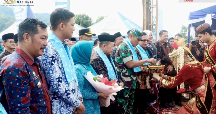 Bupati Kerinci Monadi bersama Gubernur Jambi Al Haris dan Inspektur Utama BKKBN RI Dr. Ucok Abdulrauf Damenta menerima prosesi penyambutan adat pada pembukaan peringatan HARGANAS ke-32 Tingkat Provinsi Jambi di Kabupaten Kerinci, Kamis (31/7/2025). (Dok. Yol)
