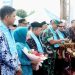 Bupati Kerinci Monadi bersama Gubernur Jambi Al Haris dan Inspektur Utama BKKBN RI Dr. Ucok Abdulrauf Damenta menerima prosesi penyambutan adat pada pembukaan peringatan HARGANAS ke-32 Tingkat Provinsi Jambi di Kabupaten Kerinci, Kamis (31/7/2025). (Dok. Yol)