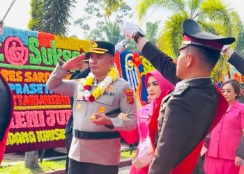 AKBP Wendi Oktariansyah menerima penghormatan saat tiba di Mapolres Sarolangun, Sabtu (12/7/2025). Penyambutan dilakukan dengan tradisi pedang pora dan jajar kehormatan. (Dok Humas Polres Sarolangun)