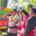 AKBP Wendi Oktariansyah menerima penghormatan saat tiba di Mapolres Sarolangun, Sabtu (12/7/2025). Penyambutan dilakukan dengan tradisi pedang pora dan jajar kehormatan. (Dok Humas Polres Sarolangun)