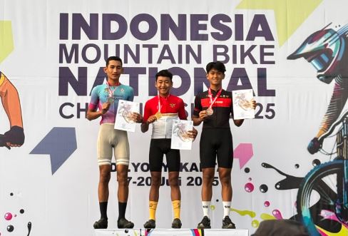 Tiga atlet muda dari berbagai daerah tampil di podium Kejuaraan Nasional Mountain Bike 2025 di Bukit Turgo, Sleman, Yogyakarta, Minggu (21/7/2025).(Dok. ISSI Jambi)