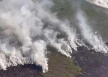 Tangkapan layar video Tim Gabungan Satgas Karhutla saat melakukan pemadaman  menggunakan helikopter Water Bombing Mi-171 milik PT Wira Karya Sakti (WKS) (Dok. Jambisharing)