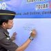 Perwakilan Kejaksaan Negeri Jambi menandatangani dukungan gerakan antinarkoba, antijudi daring, dan geng motor dalam kegiatan "Gerakan Pramuka Goes to School" di SMPN 11 Kota Jambi, Senin (21/7/2025). (Dok, Daus)