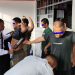 Petugas Lapas Kelas IIA Jambi melakukan pemeriksaan badan terhadap warga binaan dalam razia blok hunian, Selasa (15/7/2025). (Dok. Humas)