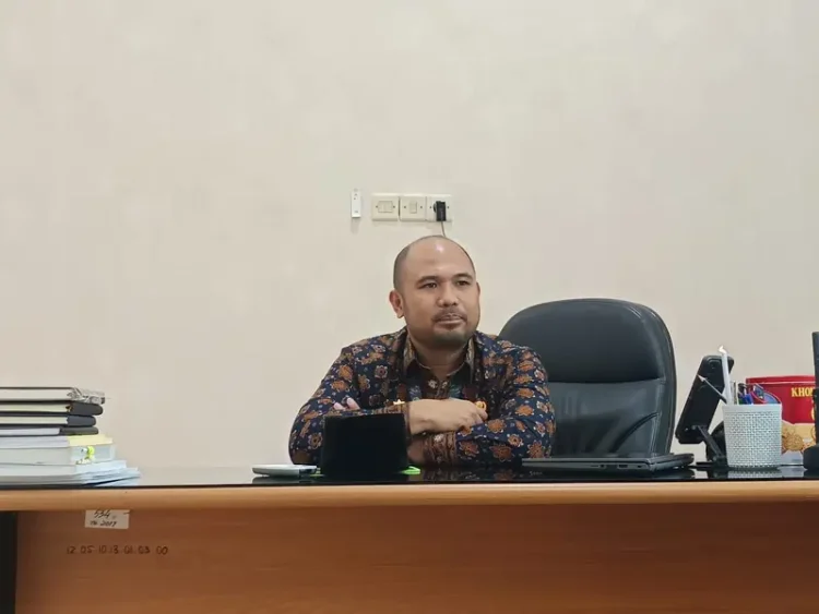 Kepala Bidang Penagihan dan Keberatan BPPRD Kota Jambi, Nico Kristian Mendrofa, S.STP, saat diwawancarai dirinya kerjanya, Kamis (7/8/2025). (Dok.Stepanus)