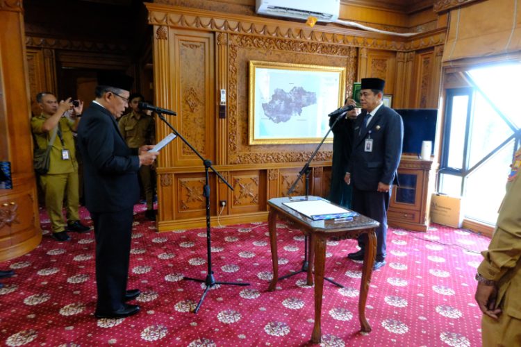 Wagub  Abdullah Sani mengambil sumpah Arif Budiman sebagai Sekretaris DPRD Provinsi Jambi di ruang kerja Wagub, Kantor Gubernur Jambi, Selasa (26/8/2025).(Dok.Stepanus) 