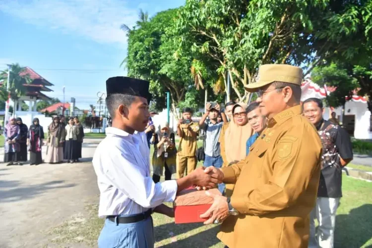 Andi, seorang siswa Sekolah Rakyat menerima bantuan sepatu sekolah gratis dari Wali Kota Jambi, Maulana, di Kecamatan Jambi Selatan, Selasa (26/8/2025). (Dok.Yola)