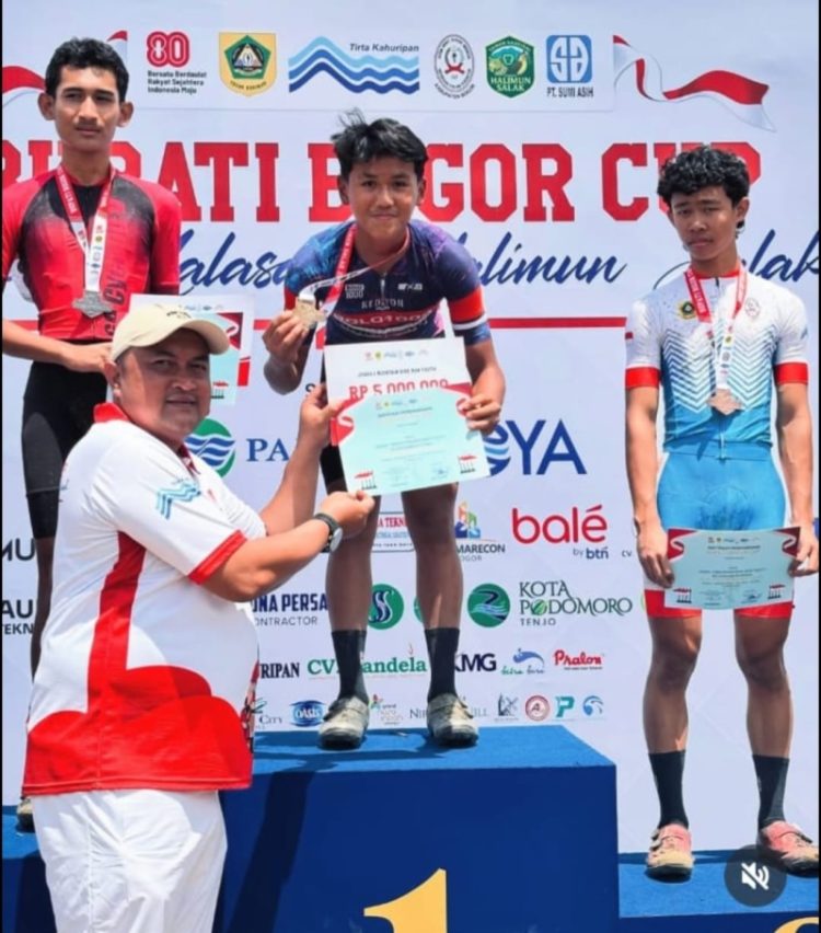 Atlet asal Jambi, Fajar Ramadhan (tengah), menerima penghargaan usai meraih medali emas pada kategori MTB Men Youth dalam ajang Tour Malasari Halimun 2025 di Desa Wisata Malasari, Kabupaten Bogor, Jawa Barat, Minggu (24/8/2025). (Dok. ISSI Jambi)