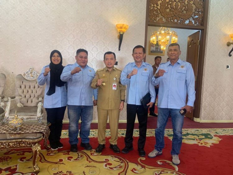 Ketua KI Jambi Ahmad Taufiq Helmi bersama jajaran komisioner berpose dengan Gubernur Jambi seusai audiensi di Rumah Dinas Gubernur, Ancol, Senin (25/8/2025). (Dok. Daus)