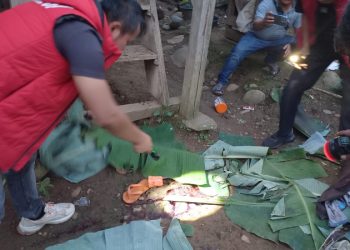 Polisi melakukan olah TKP di pondok kebun kopi, lokasi pembunuhan di Dusun Sungai Dilin, Kecamatan Lembah Masurai, Kabupaten Merangin, Kamis (7/8/2025). (Dok.Yola)