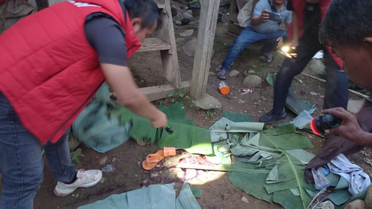 Polisi melakukan olah TKP di pondok kebun kopi, lokasi pembunuhan di Dusun Sungai Dilin, Kecamatan Lembah Masurai, Kabupaten Merangin, Kamis (7/8/2025). (Dok.Yola)