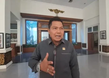 Anggota Komisi III DPRD Provinsi Jambi, Hambali, menyampaikan pandangan terkait dugaan pencemaran lingkungan oleh PT Usaha Mitra Batanghari, di Gedung DPRD Provinsi Jambi, Selasa (19/8/2025). (Dok.Stepanus)