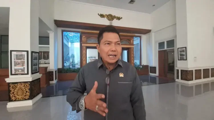 Anggota Komisi III DPRD Provinsi Jambi, Hambali, menyampaikan pandangan terkait dugaan pencemaran lingkungan oleh PT Usaha Mitra Batanghari, di Gedung DPRD Provinsi Jambi, Selasa (19/8/2025). (Dok.Stepanus)