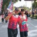 AKBP Dr. Dadang Djoko Karyanto berfoto bersama salah satu pelajar peserta Presisi Merdeka Run 2025 kategori 5K di Lapangan Kantor Gubernur Jambi, Minggu (3/8/2025) (Dok. Nahar)