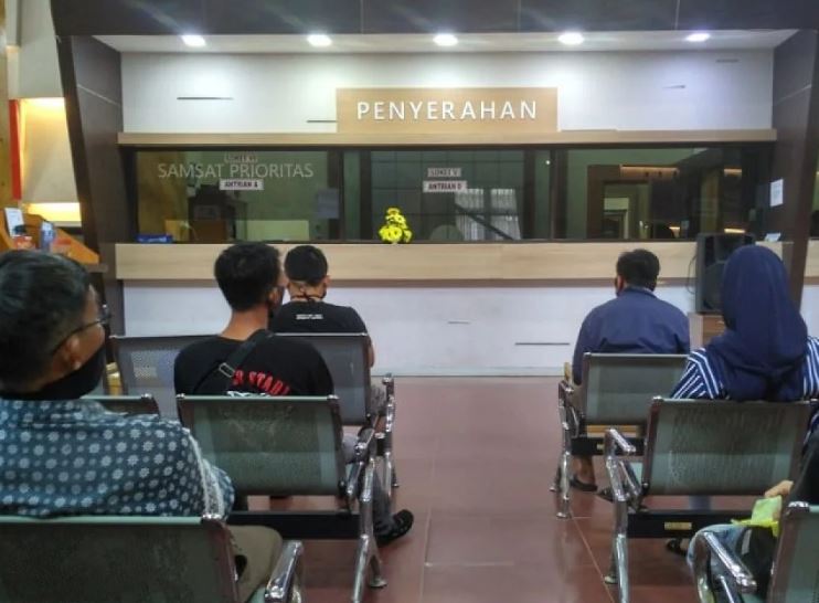 Sejumlah warga menunggu pelayanan di loket penyerahan Samsat Jambi, Rabu (20/8/2025). (Dok. Yola)